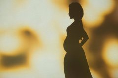 怀孕了到底该不该玩手机，对胎儿有影响吗